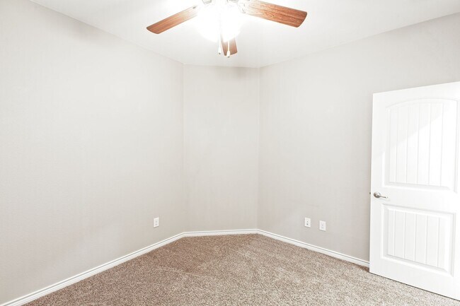 Building Photo - 3 bed plus home office for Lease