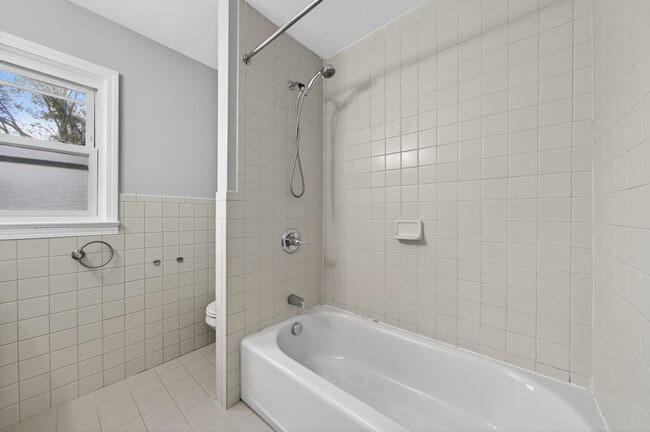 Building Photo - 4 Lark St