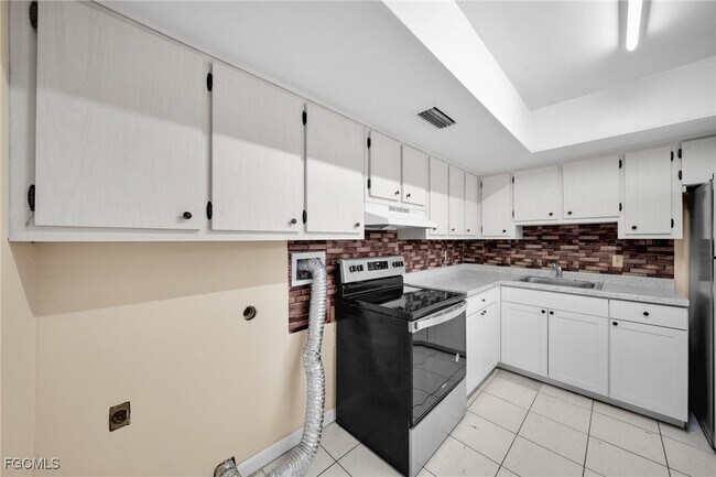 Building Photo - 4824 Lucaya Dr