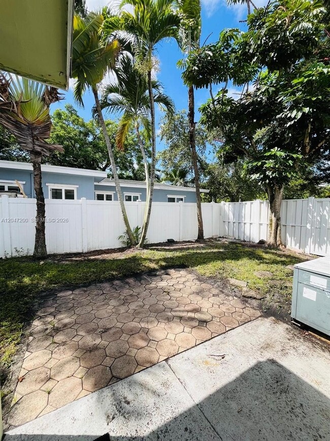 Building Photo - 2500 NW 9th Ln