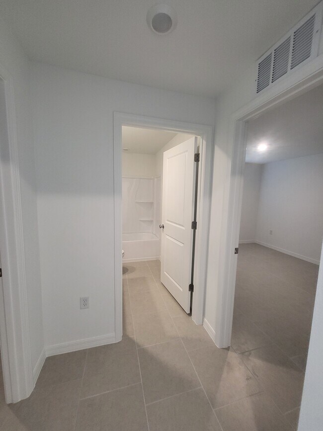 Building Photo - 3609 W Gator Cir