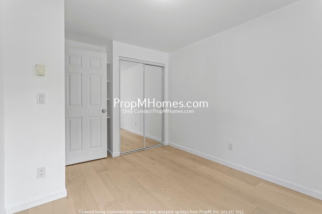 Building Photo - Beautifully Updated Condo in Multnomah Vil...