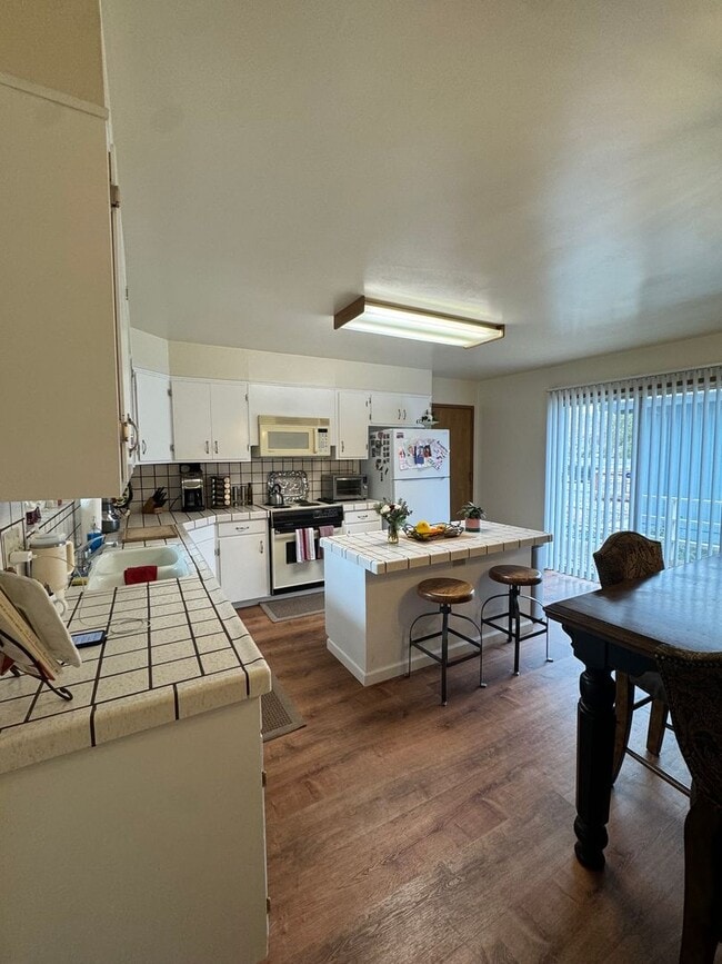 Building Photo - Single story golf course home across the street from the lake! Enjoy Lake of the Pines living!