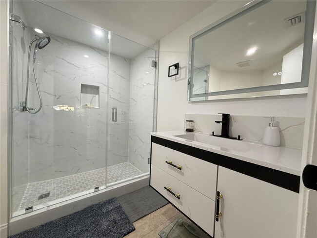 Building Photo - 9725 Fontainebleau Blvd