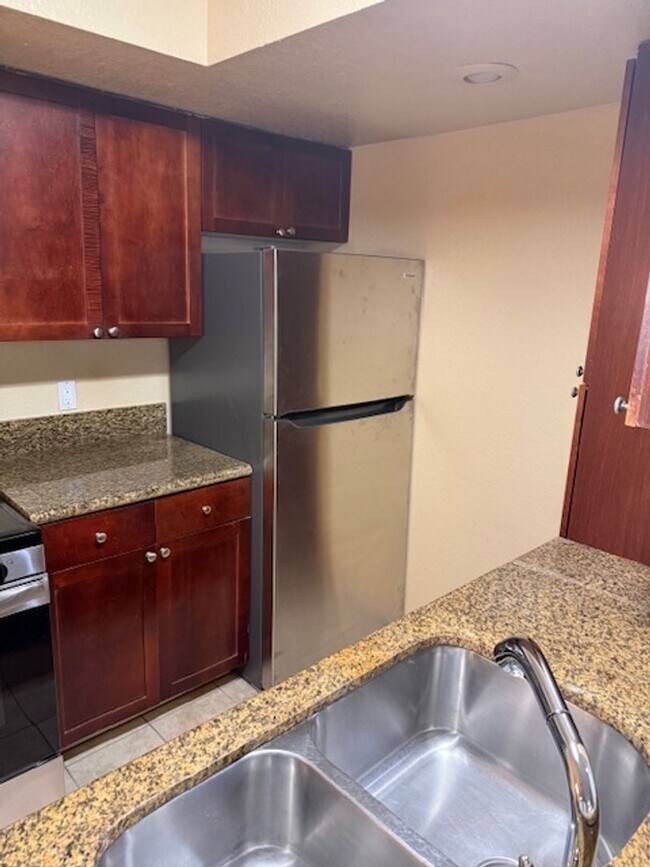 Building Photo - Large one bedroom condominium