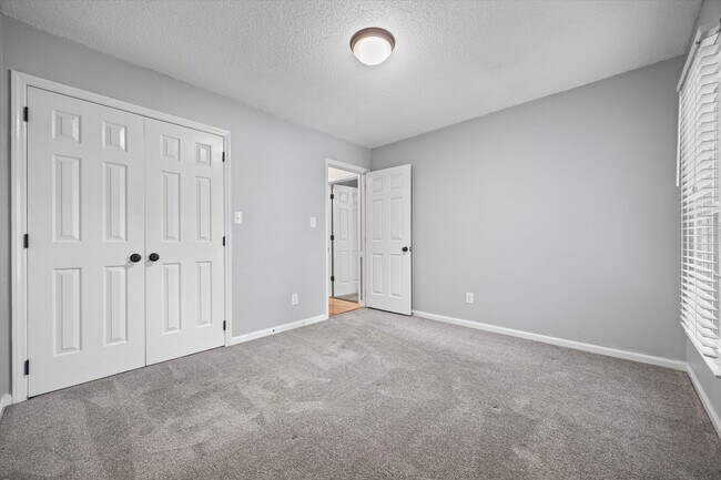 Building Photo - Updated and well maintained 3 bedroom, 2 b...