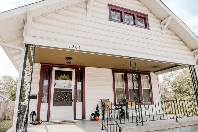 Building Photo - Charming 3 Bedroom Home with Hardwood Floo...