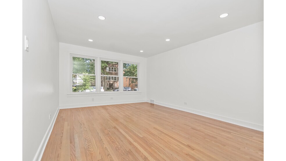 Building Photo - 8914 Lamon Ave