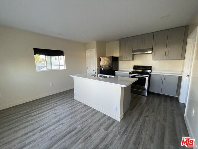 Building Photo - 613 W 83rd St