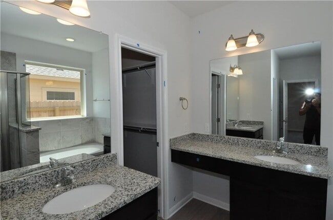 Building Photo - Great location in a quiet neighborhood! Pet Friendly!