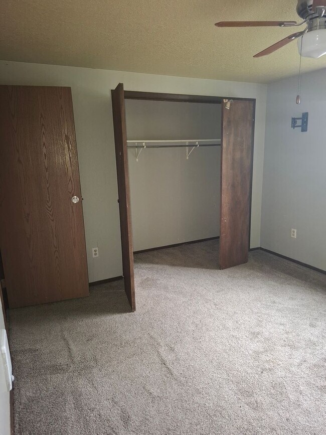 Building Photo - 3 Bed, 2 bath house with  carport