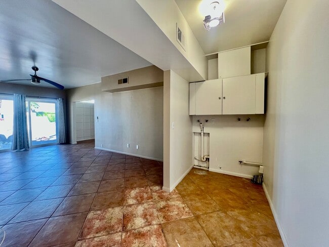 Building Photo - AVAILABLE NOW! 3 Bedroom 2 Bathroom POOL HOME in Palm Springs !