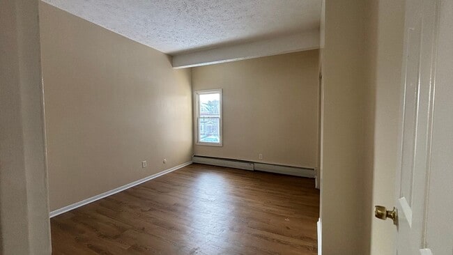 Building Photo - 4 Bedrooms 1.5 Bath Apartment with Heat and Hot Water Included!