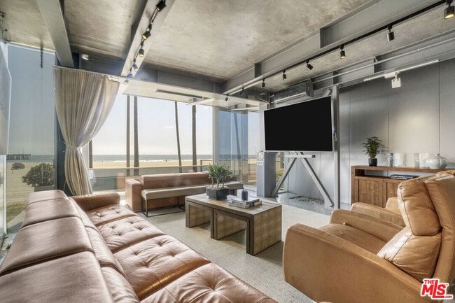 Building Photo - 2911 Ocean Front Walk