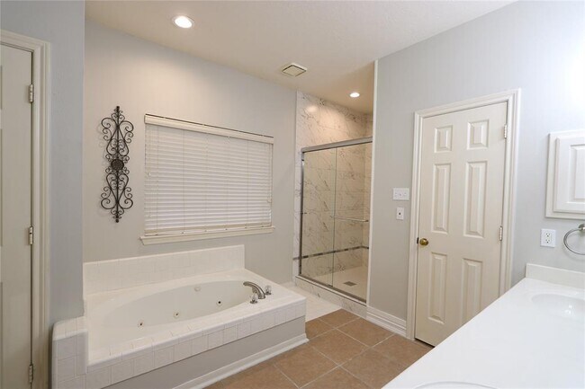 Building Photo - 13607 Robin Hill Ct