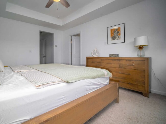 Building Photo - "Exquisite  2-Bed Townhouse with 2.5 Baths in Prime Charlotte Location – 1,531 Sq Ft of Comfort!"