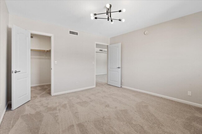 Building Photo - RENOVATED 3BD/2BA LV COUNTRY CLUB GUARD GATED