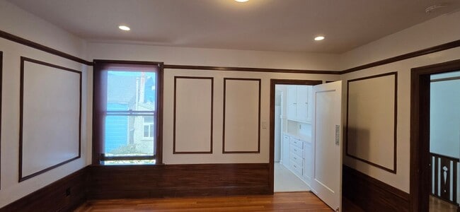 Building Photo - Top Floor, Classic Marina Style Flat in th...