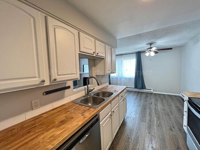 Building Photo - 8100 W Quincy Ave