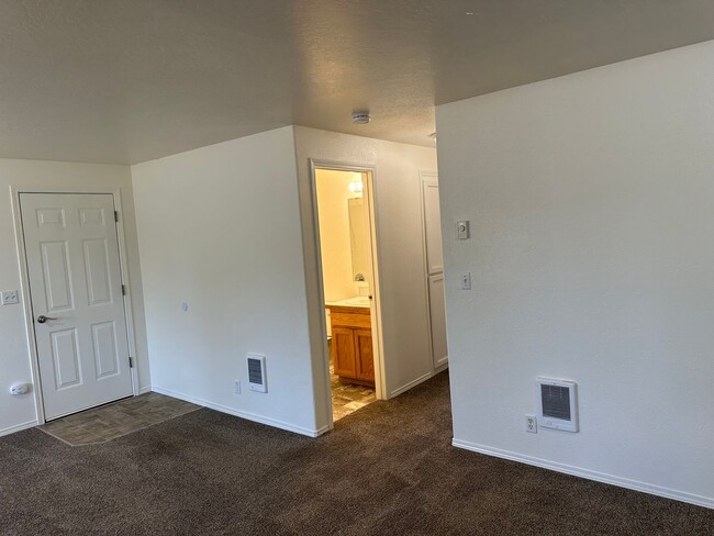 Building Photo - Updated 2 bedroom 2 bath triplex in Spring...