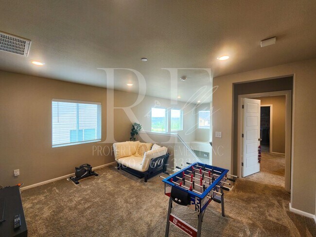 Building Photo - Extra Large Premium Built 4bd