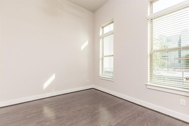 Building Photo - 5836 E Post Oak Ln