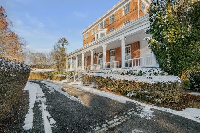 Building Photo - 9 Lyme St