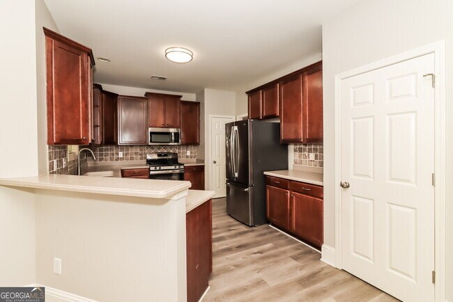 Building Photo - 1050 Cureton Dr