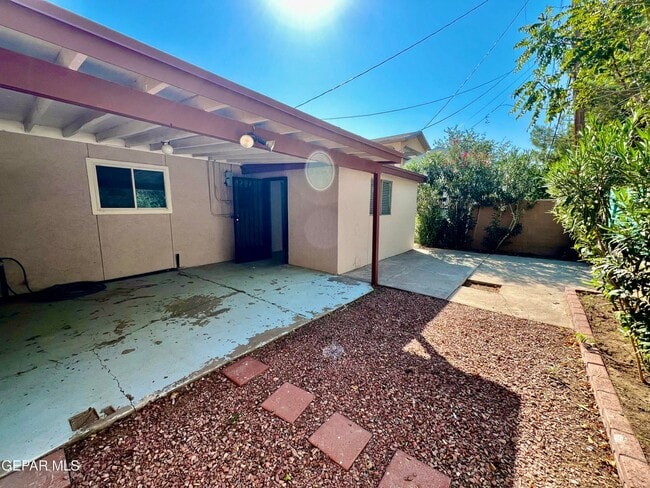 Building Photo - 339 Medina St