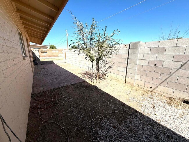 Building Photo - 15841 N Sunny Ln