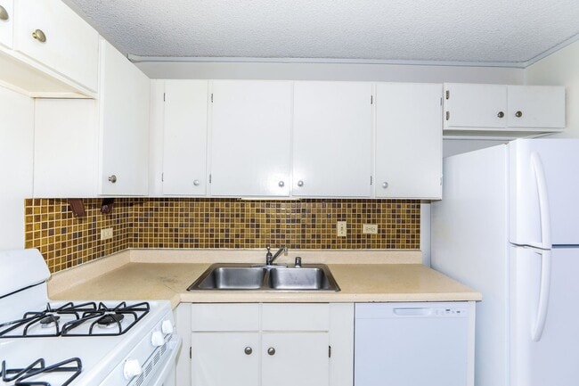 Building Photo - Aloha Towers - 2 bedroom, 2 bath corner unit with 1 covered parking stall