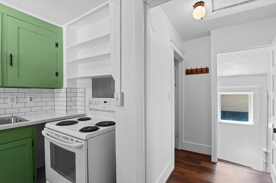 Entry Way - 3411 Lombard Ave