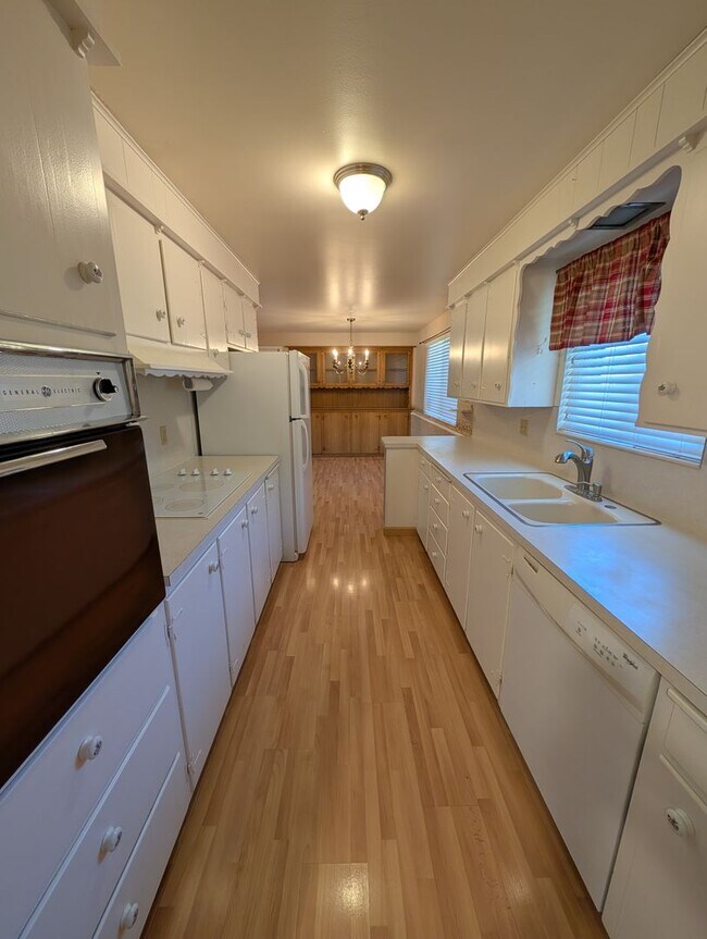 Building Photo - 675 University Dr