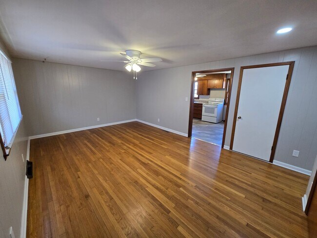 Building Photo - 3-4 bedroom ranch with attached garage, fe...