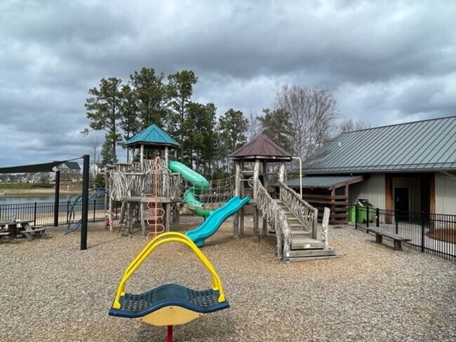 Building Photo - 1332 Big Falls Dr