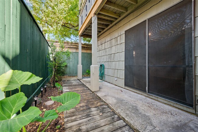 Building Photo - 5718 Val Verde St