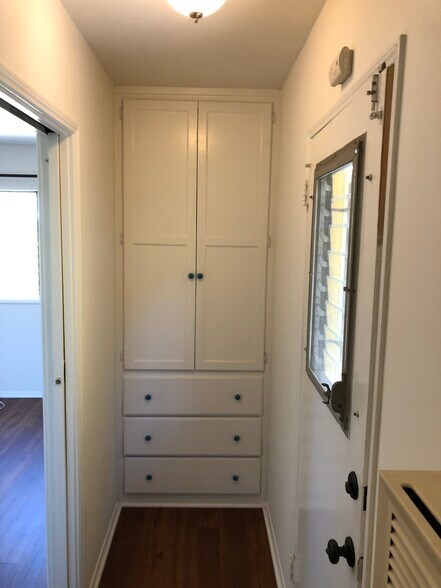 Building Photo - 647 Brooks Ave