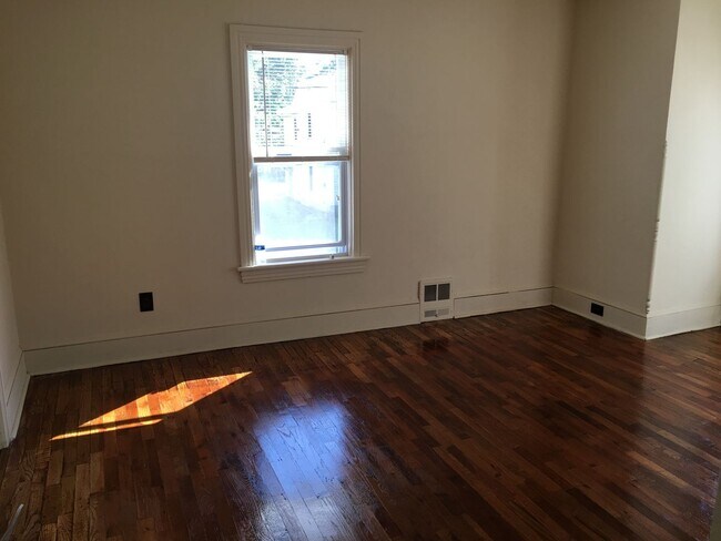 Building Photo - 427 Poplar St