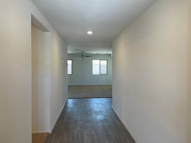 Building Photo - 541 W Black Hawk Pl