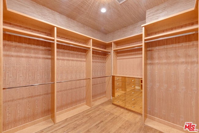 Building Photo - 9530 Hidden Valley Rd