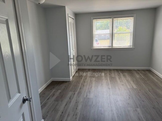 Building Photo - 325 Oak Neck Rd