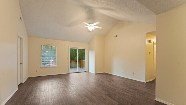 Building Photo - "Cozy 3-Bedroom Fayetteville Home with Mod...
