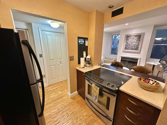 Building Photo - Dupont's Charming 1 Bedroom Condo W/D & Ro...