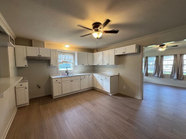 Building Photo - 616 E 11th St