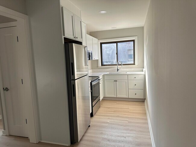 Building Photo - 137 N Center St