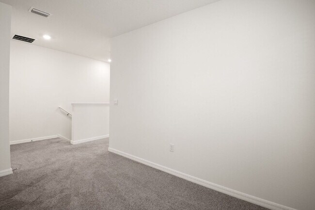 Building Photo - "Spacious 3-Bedroom Townhouse Oasis with 2.5 Baths in Serene Apollo Beach!"