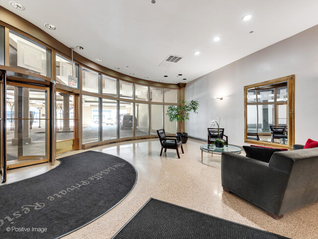 Building Photo - 1212N N La Salle Dr
