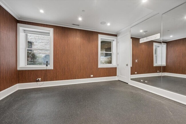 Building Photo - 458 W Deming Pl