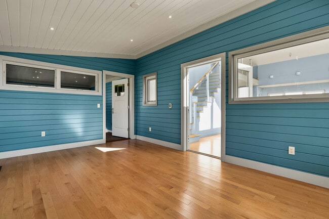 Building Photo - 1 Shoreline Dr