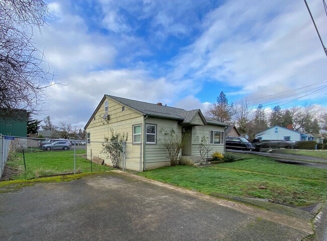 Building Photo - 3 Bedroom 1.5 Bath House